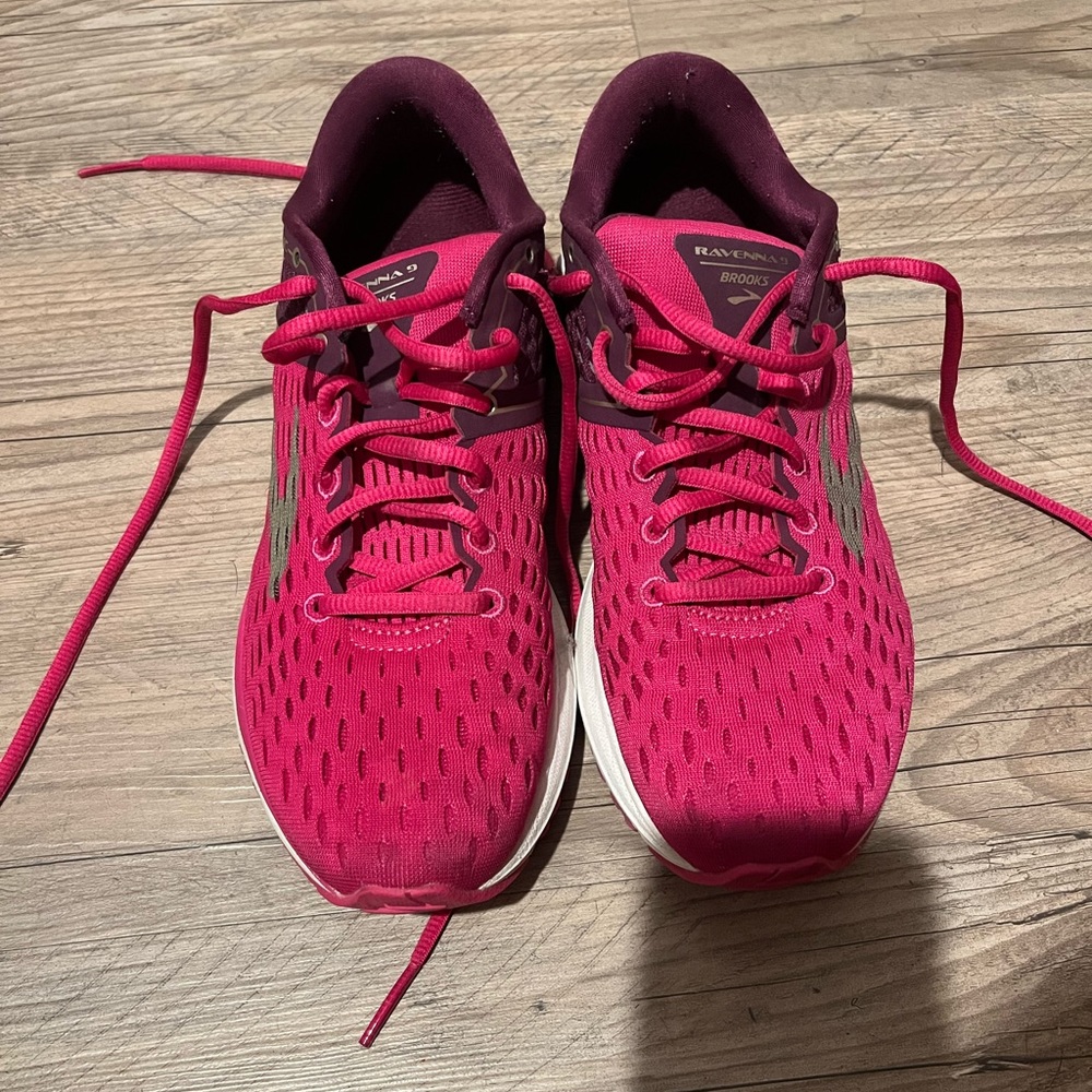 7.5 pink Brooks running shoes
